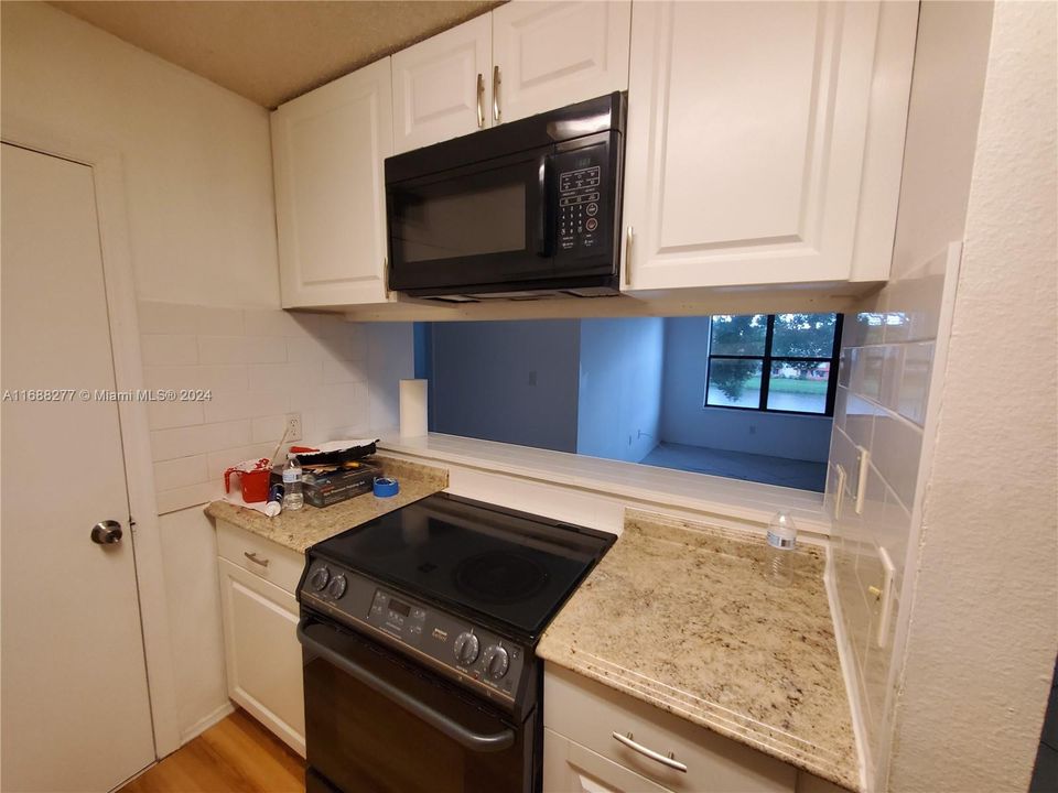 For Rent: $1,900 (2 beds, 1 baths, 887 Square Feet)