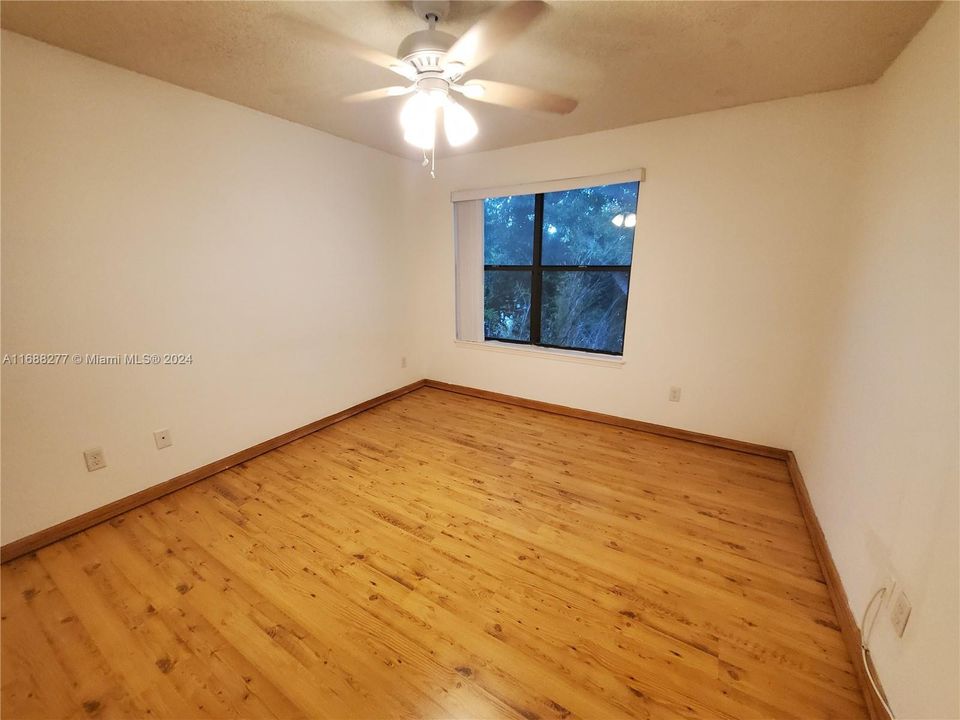 For Rent: $1,900 (2 beds, 1 baths, 887 Square Feet)