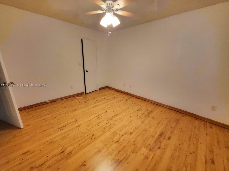 For Rent: $1,900 (2 beds, 1 baths, 887 Square Feet)