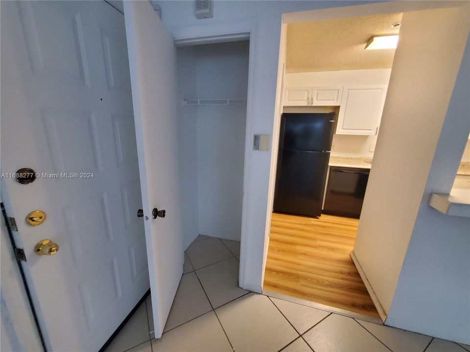 For Rent: $1,900 (2 beds, 1 baths, 887 Square Feet)