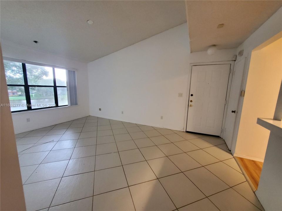 For Rent: $1,900 (2 beds, 1 baths, 887 Square Feet)