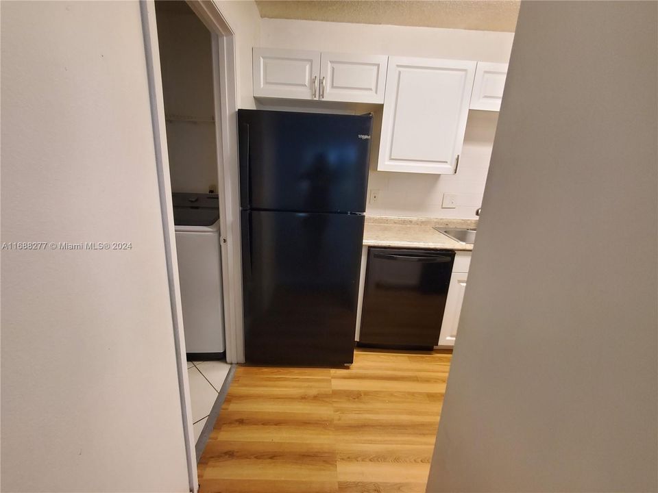 For Rent: $1,900 (2 beds, 1 baths, 887 Square Feet)