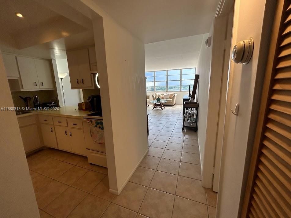 For Sale: $176,000 (1 beds, 2 baths, 861 Square Feet)