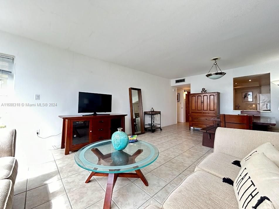 For Sale: $176,000 (1 beds, 2 baths, 861 Square Feet)