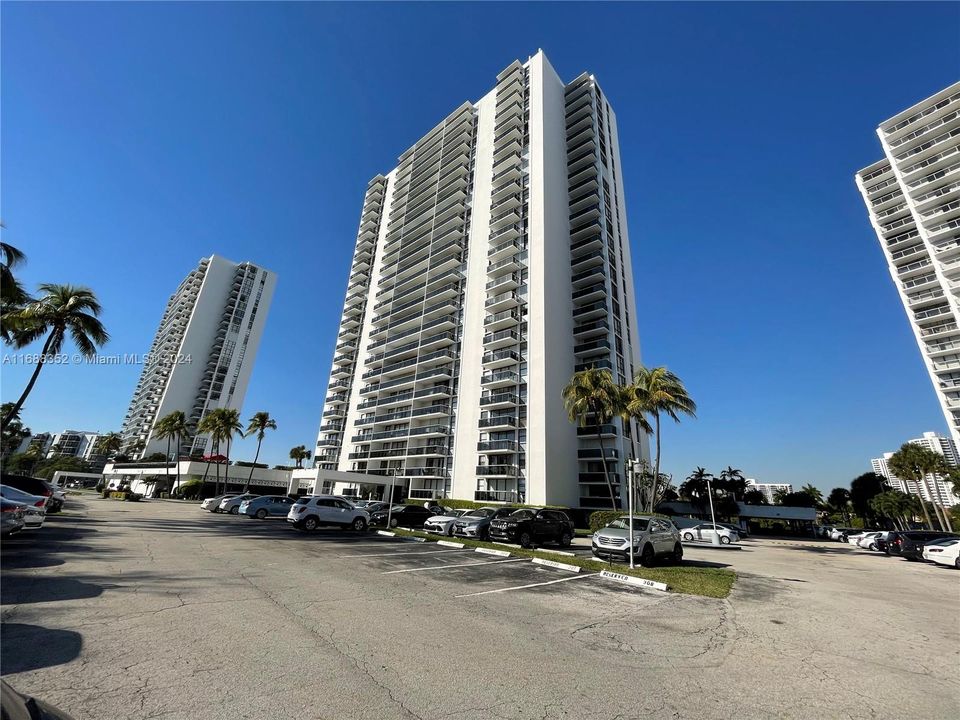 For Sale: $350,000 (2 beds, 2 baths, 1079 Square Feet)