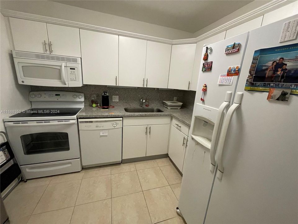 For Sale: $350,000 (2 beds, 2 baths, 1079 Square Feet)