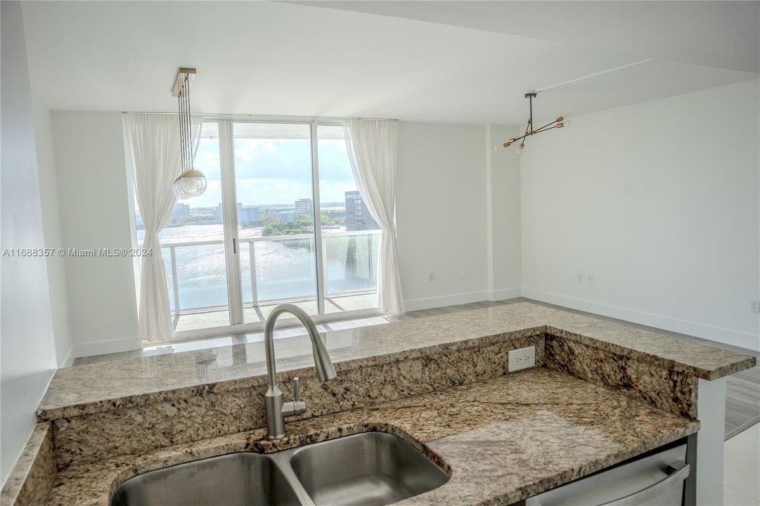 For Sale: $475,000 (2 beds, 2 baths, 1080 Square Feet)