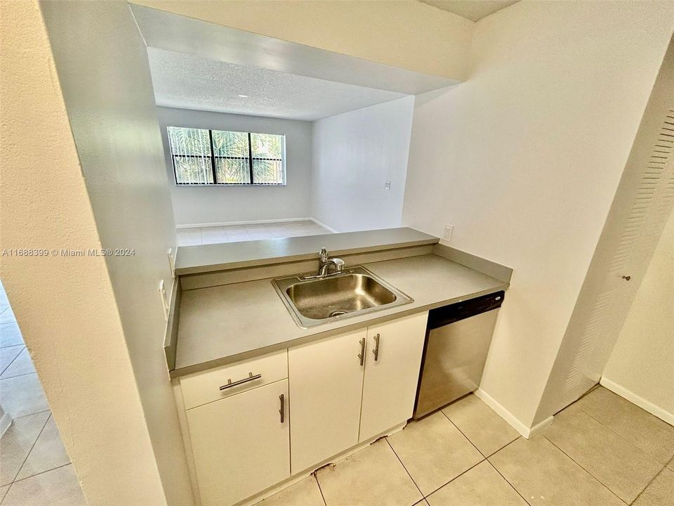 For Rent: $1,850 (1 beds, 1 baths, 841 Square Feet)