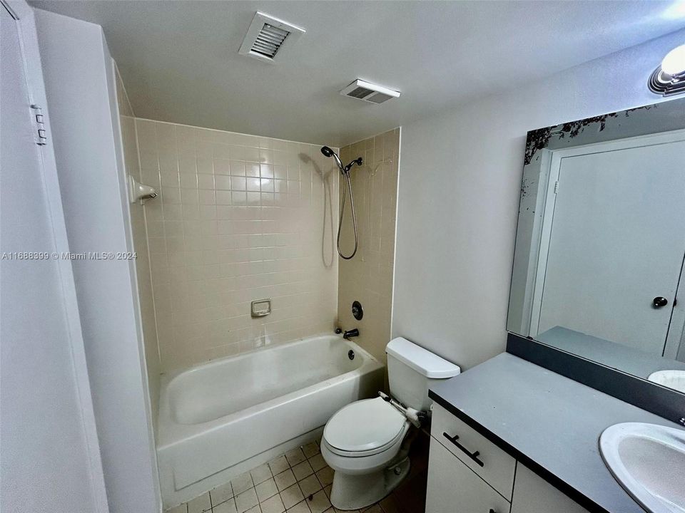 For Rent: $1,850 (1 beds, 1 baths, 841 Square Feet)