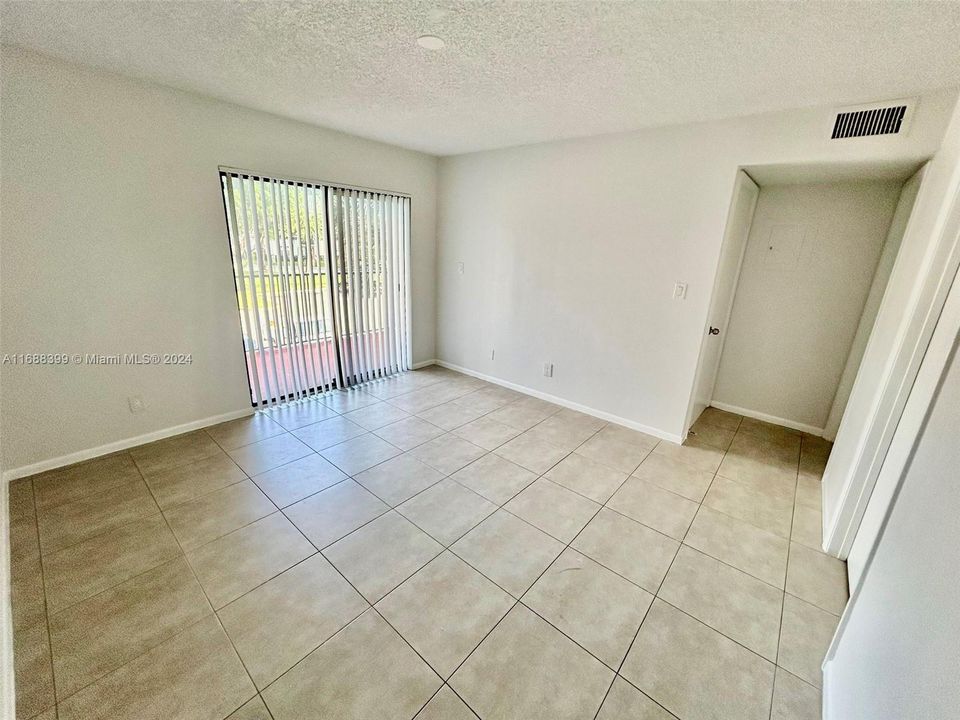 For Rent: $1,850 (1 beds, 1 baths, 841 Square Feet)