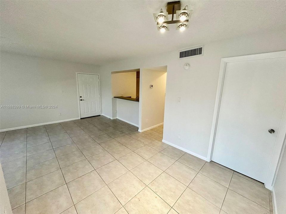 For Rent: $1,850 (1 beds, 1 baths, 841 Square Feet)