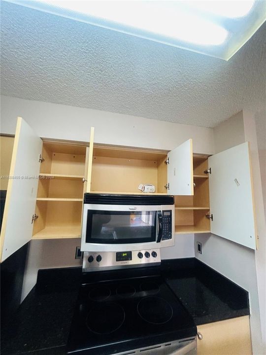 For Rent: $2,300 (2 beds, 2 baths, 932 Square Feet)