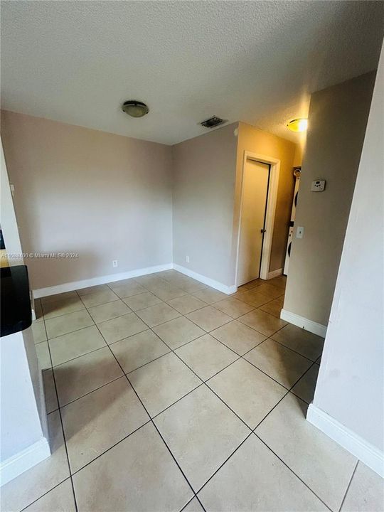 For Rent: $2,300 (2 beds, 2 baths, 932 Square Feet)