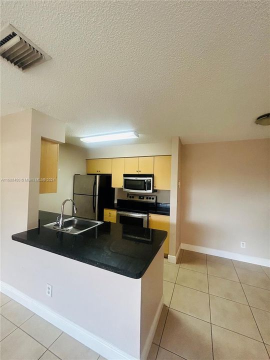 For Rent: $2,300 (2 beds, 2 baths, 932 Square Feet)