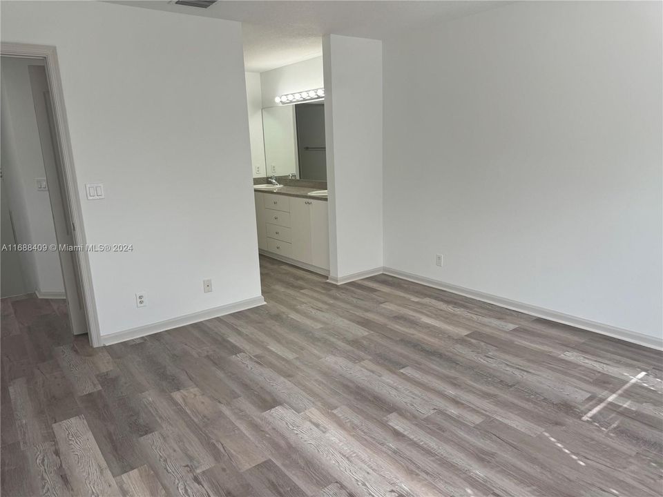 For Rent: $2,800 (3 beds, 2 baths, 10526 Square Feet)