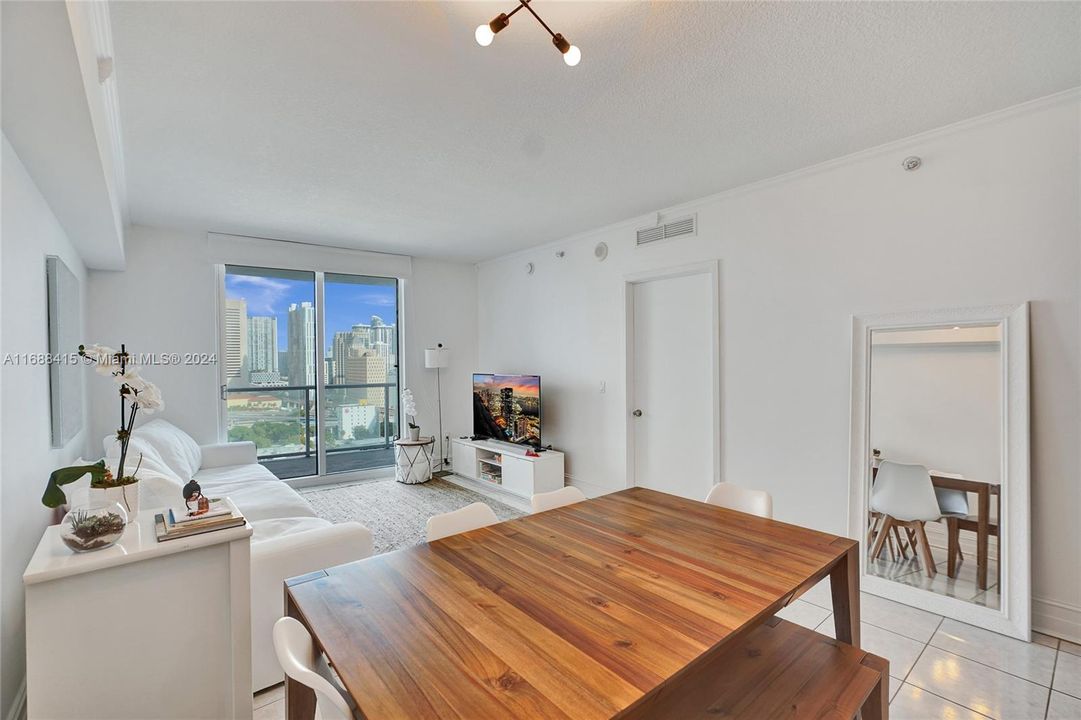 For Sale: $730,000 (2 beds, 2 baths, 1290 Square Feet)