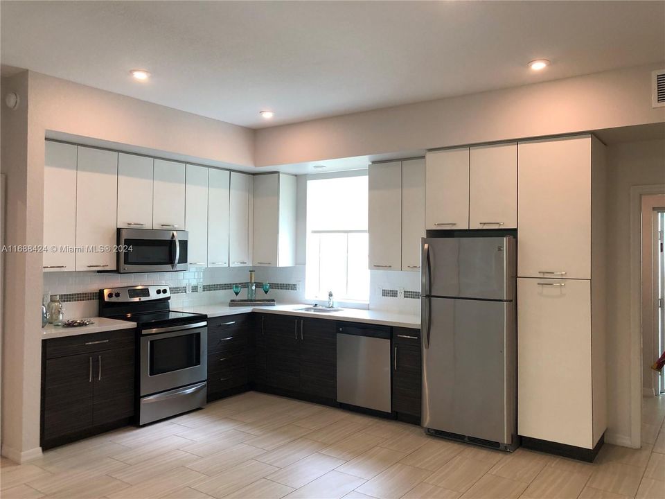 For Rent: $2,175 (1 beds, 1 baths, 716 Square Feet)