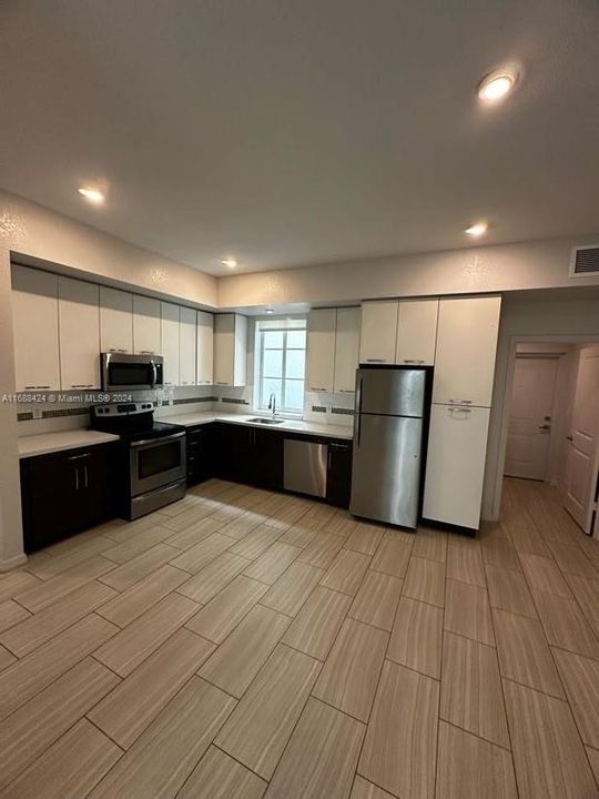 For Rent: $2,175 (1 beds, 1 baths, 716 Square Feet)