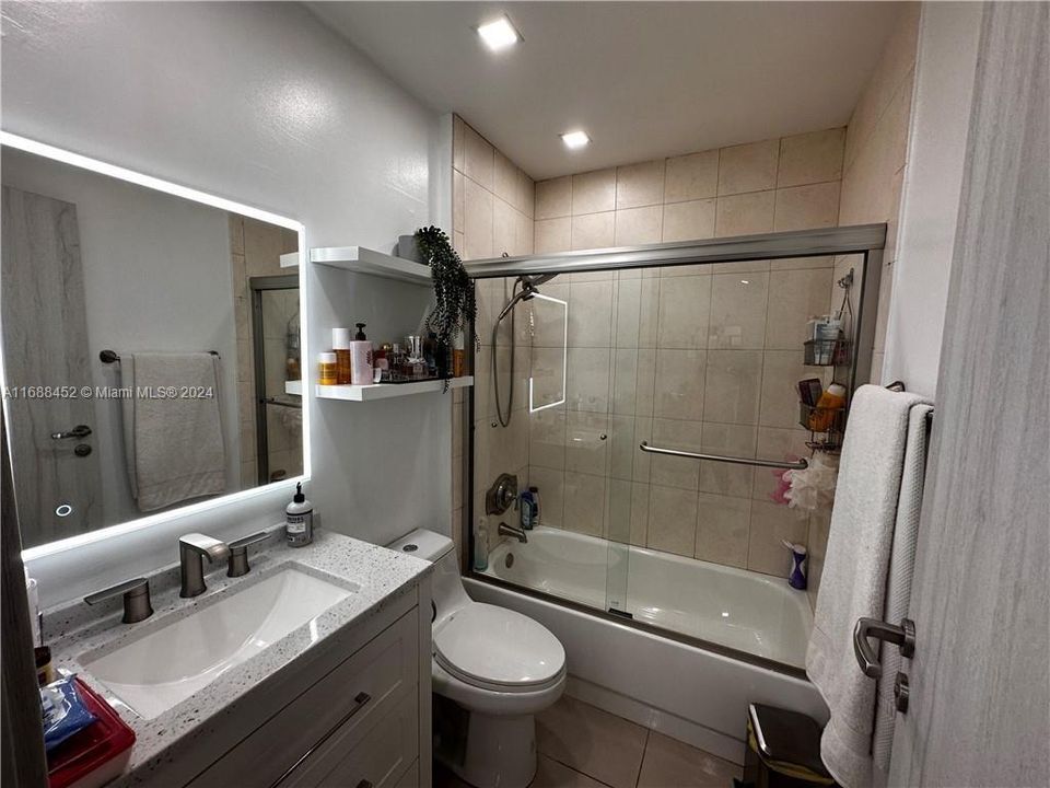 For Rent: $2,500 (2 beds, 2 baths, 950 Square Feet)