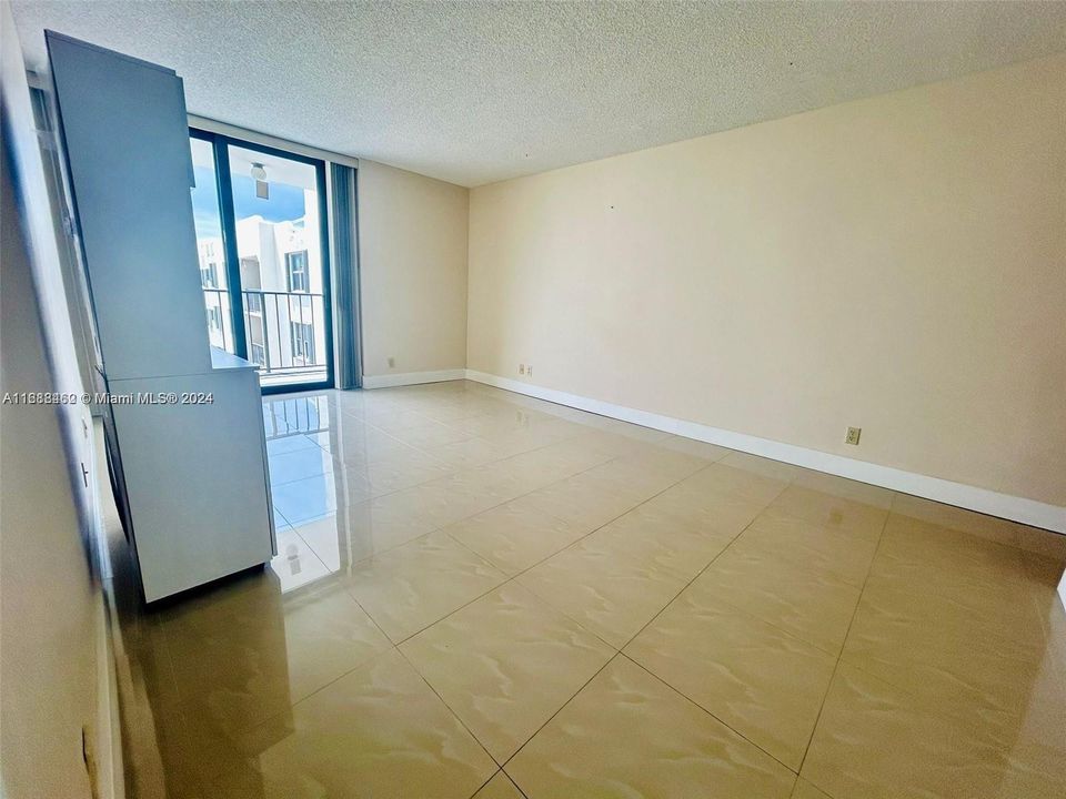 For Sale: $455,000 (1 beds, 1 baths, 1075 Square Feet)