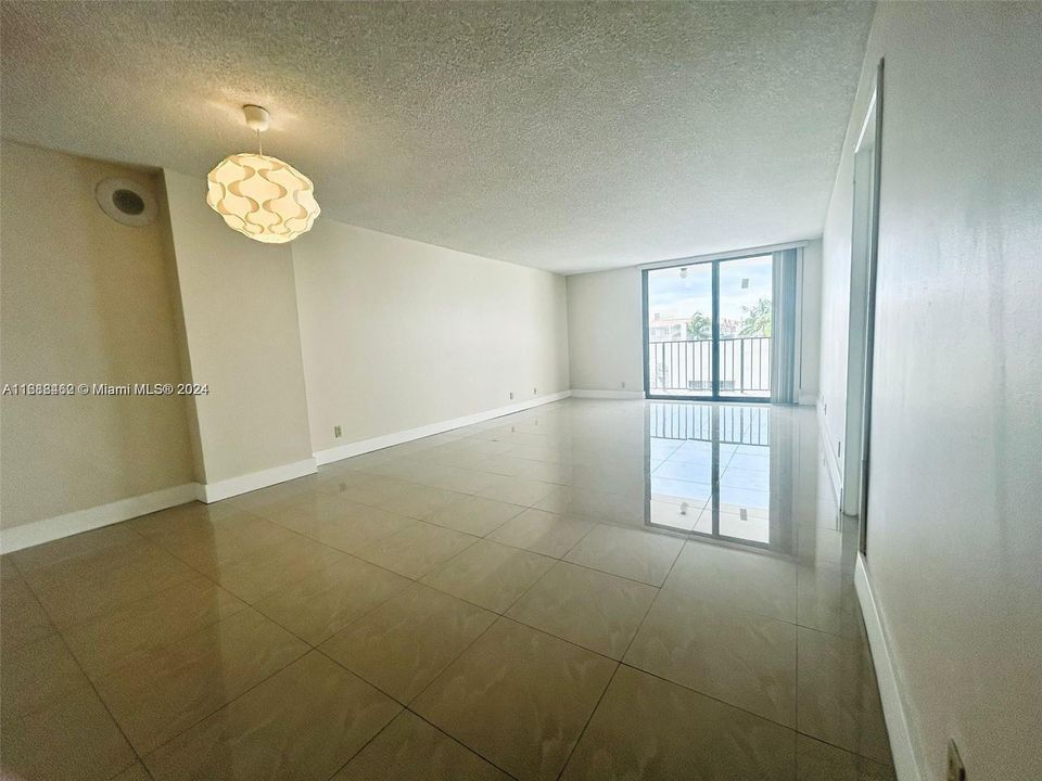 For Sale: $455,000 (1 beds, 1 baths, 1075 Square Feet)