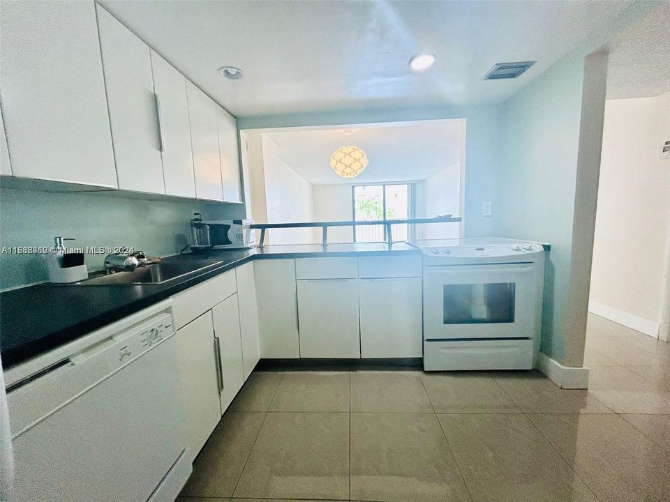 For Sale: $455,000 (1 beds, 1 baths, 1075 Square Feet)