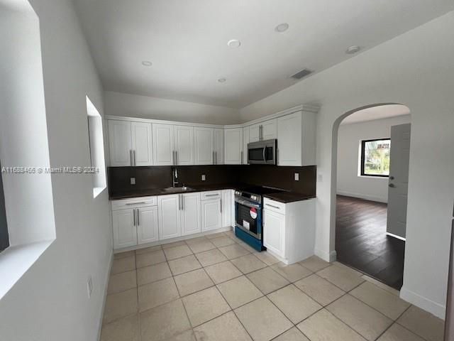 For Rent: $3,000 (2 beds, 1 baths, 780 Square Feet)