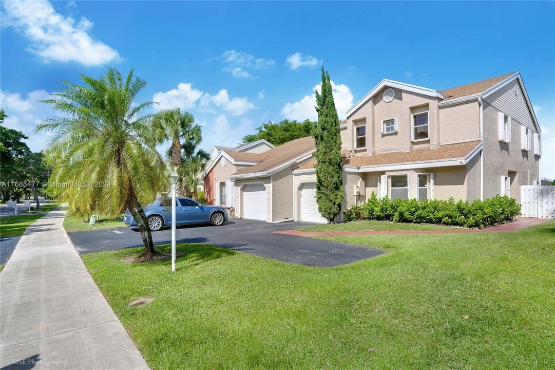 For Sale: $650,000 (3 beds, 2 baths, 2017 Square Feet)