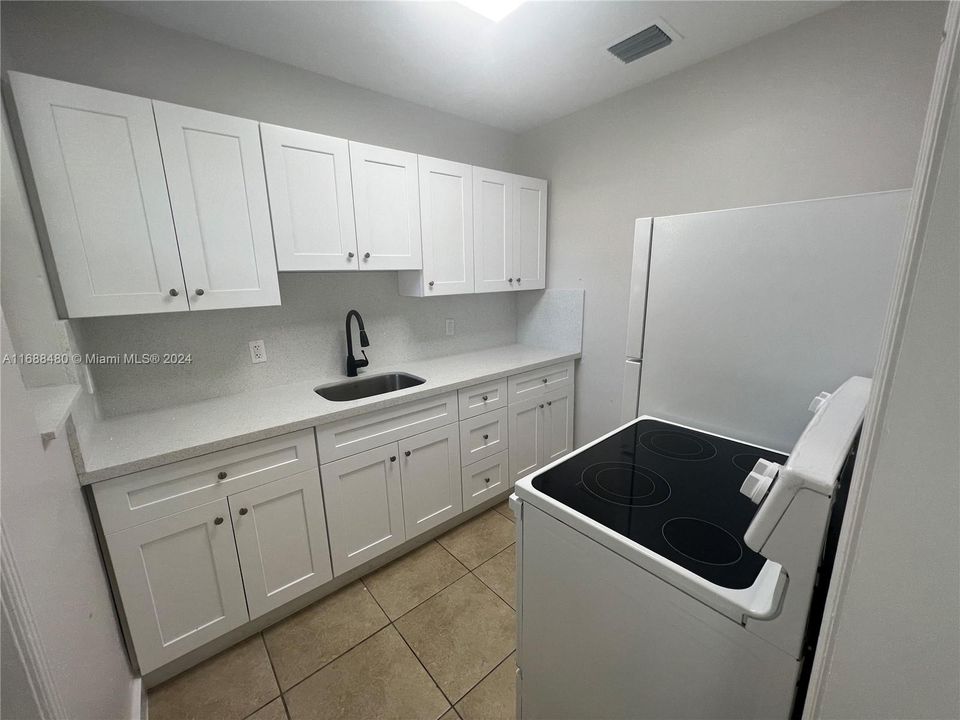 For Rent: $2,500 (2 beds, 1 baths, 945 Square Feet)