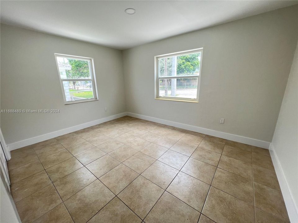 For Rent: $2,500 (2 beds, 1 baths, 945 Square Feet)