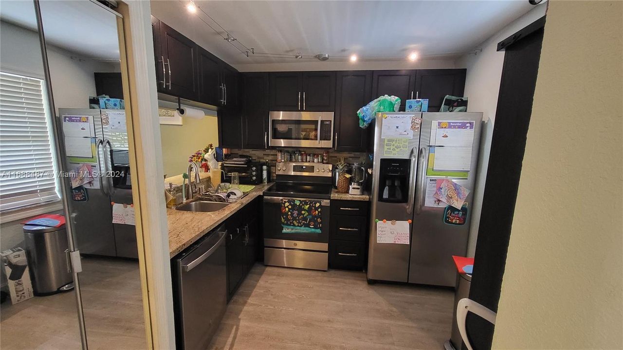 For Rent: $2,200 (2 beds, 2 baths, 940 Square Feet)