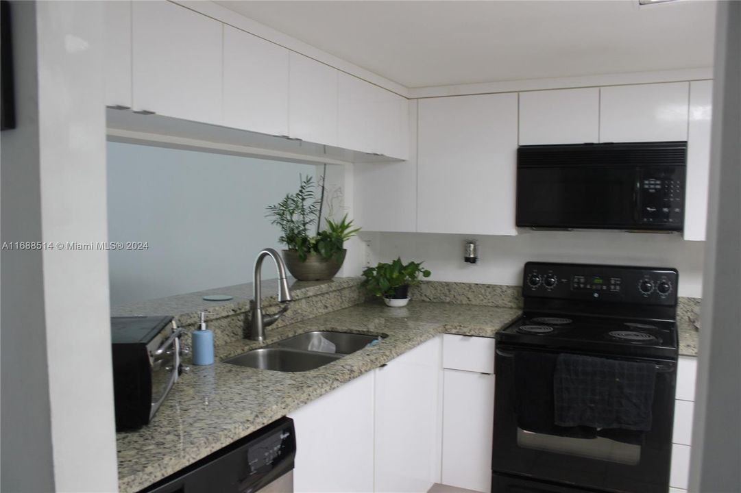 For Rent: $2,400 (2 beds, 2 baths, 978 Square Feet)