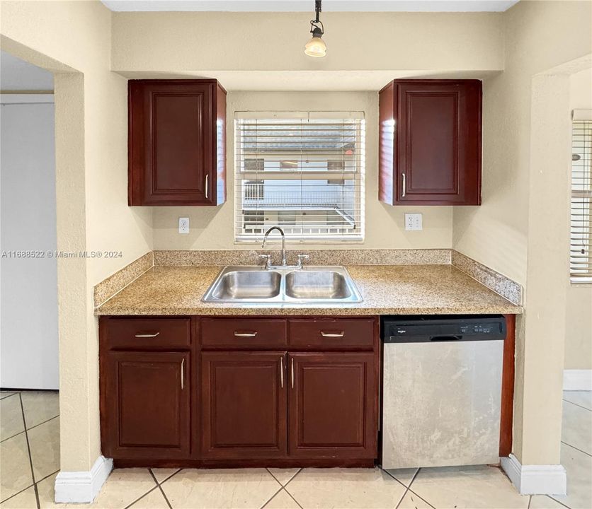 For Rent: $2,050 (2 beds, 1 baths, 866 Square Feet)