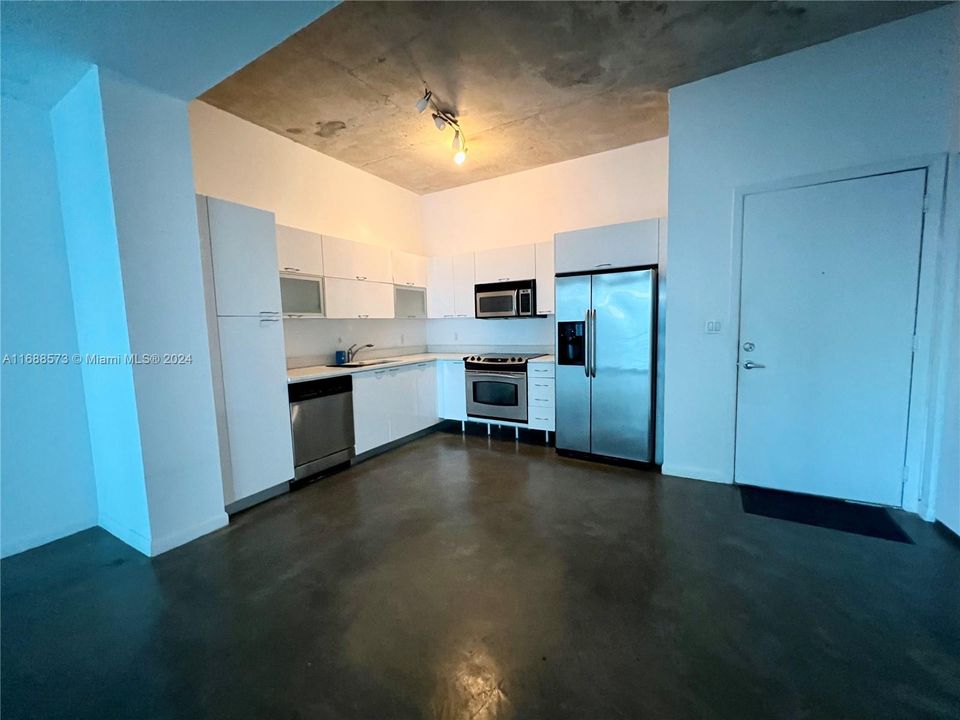 For Rent: $2,400 (1 beds, 1 baths, 738 Square Feet)