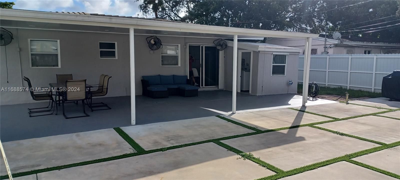 For Rent: $3,200 (3 beds, 1 baths, 833 Square Feet)