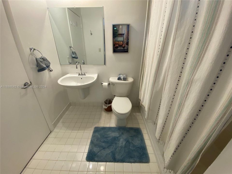 For Sale: $365,000 (1 beds, 1 baths, 704 Square Feet)