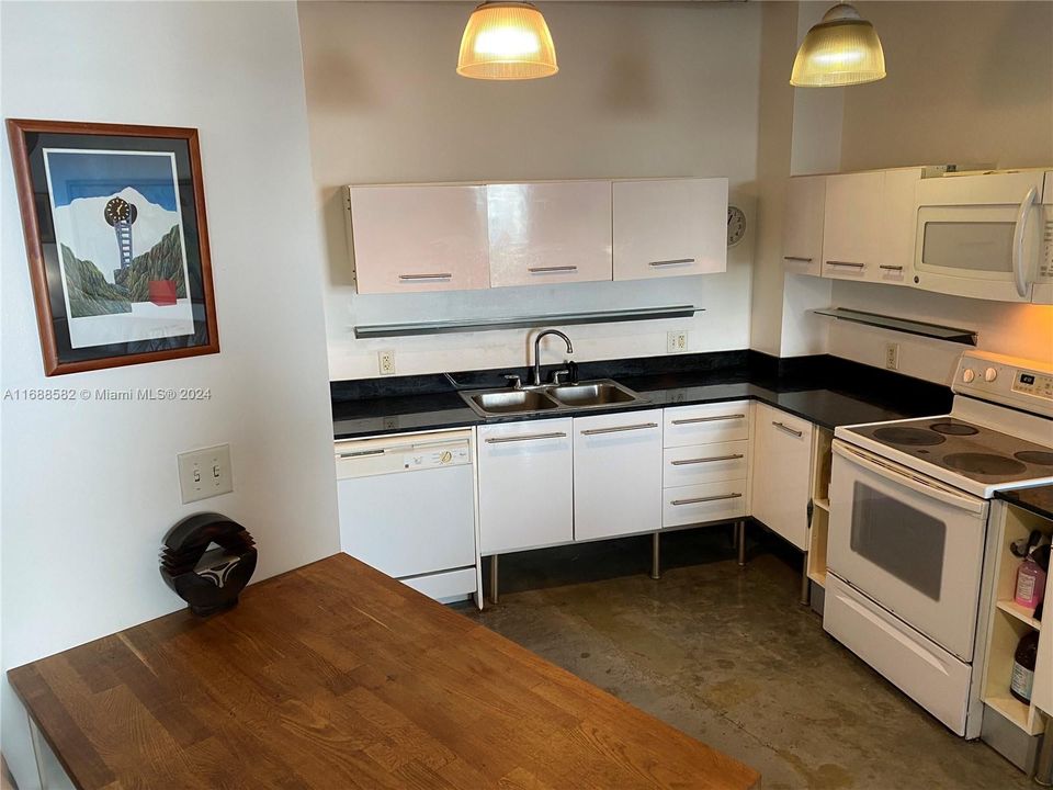 For Sale: $365,000 (1 beds, 1 baths, 704 Square Feet)