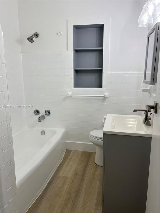 Active With Contract: $2,000 (1 beds, 1 baths, 638 Square Feet)