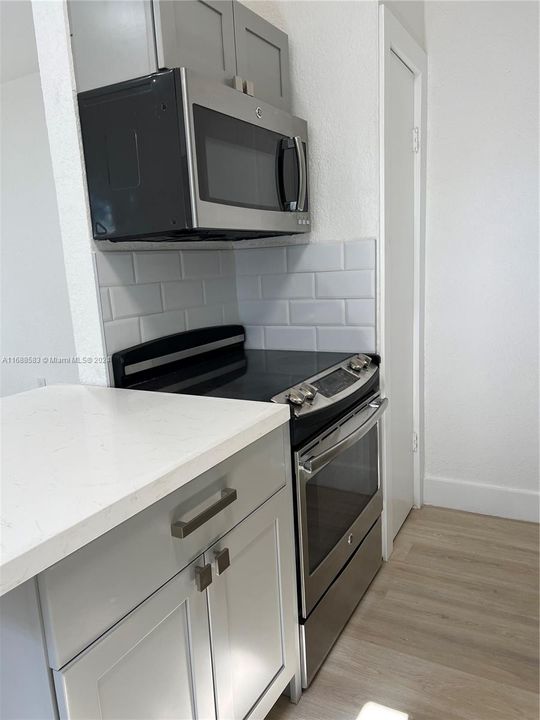 Active With Contract: $2,000 (1 beds, 1 baths, 638 Square Feet)