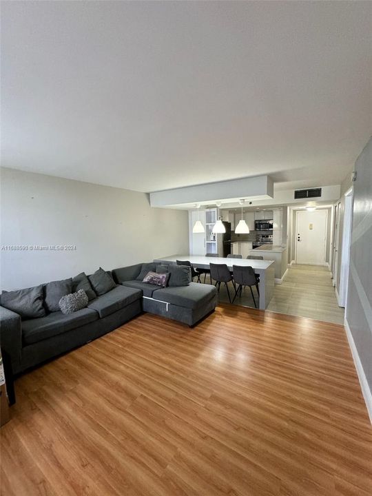 For Rent: $1,700 (1 beds, 1 baths, 780 Square Feet)