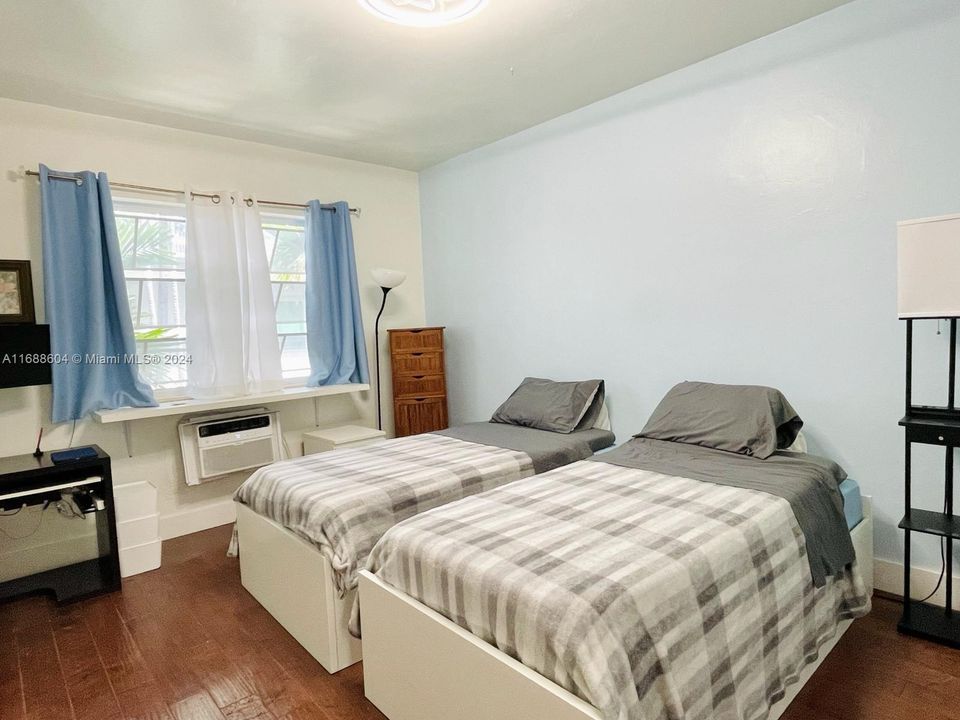 For Sale: $225,000 (1 beds, 1 baths, 690 Square Feet)