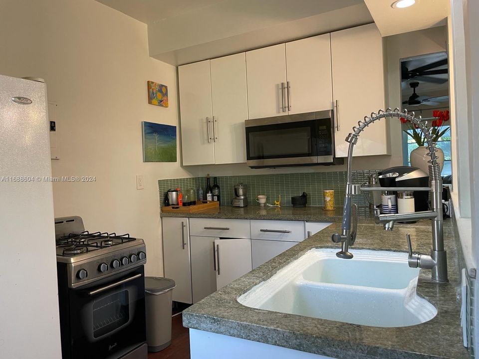 For Sale: $225,000 (1 beds, 1 baths, 690 Square Feet)