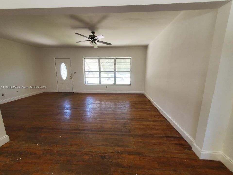 For Rent: $2,200 (2 beds, 1 baths, 1275 Square Feet)