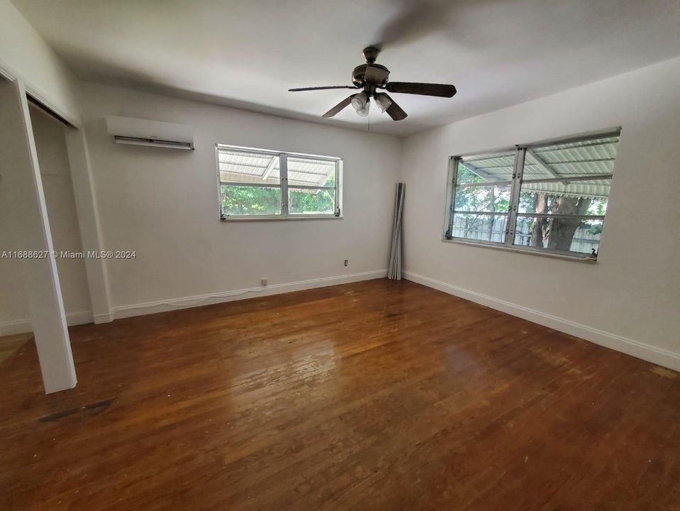 For Rent: $2,200 (2 beds, 1 baths, 1275 Square Feet)