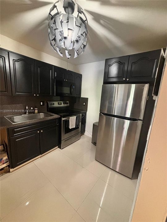 For Rent: $2,350 (2 beds, 2 baths, 1100 Square Feet)