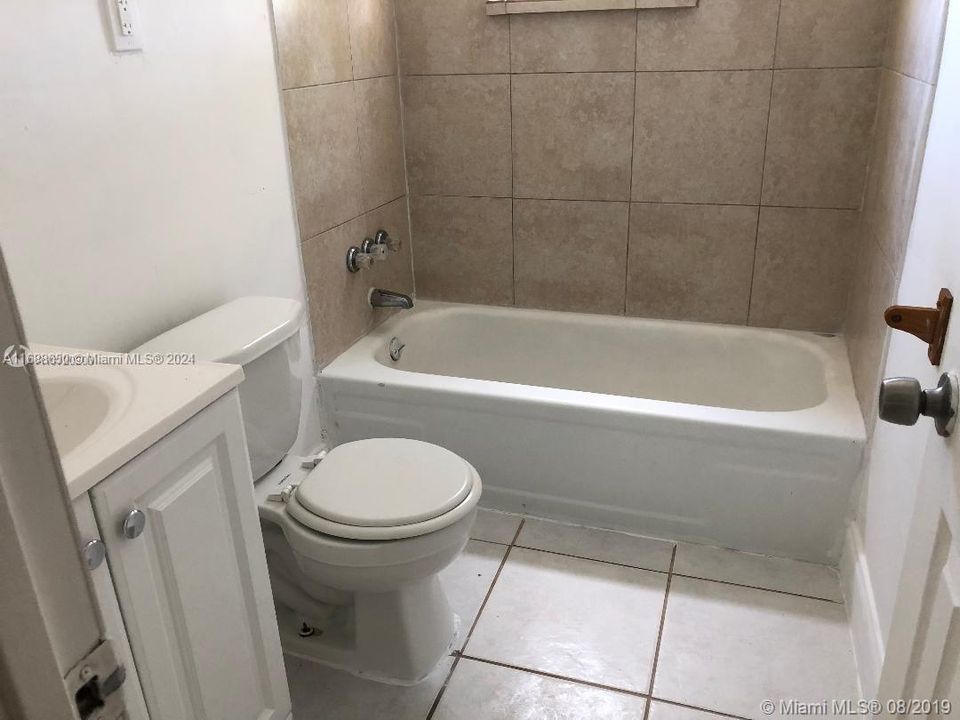 For Rent: $1,850 (2 beds, 1 baths, 1200 Square Feet)