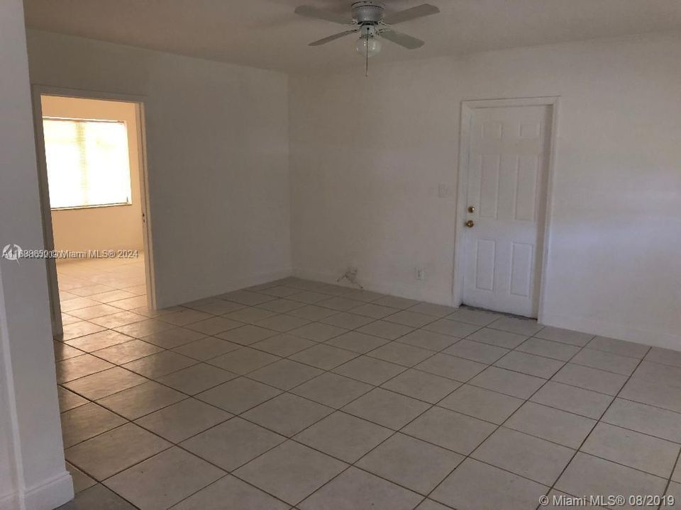 For Rent: $1,850 (2 beds, 1 baths, 1200 Square Feet)