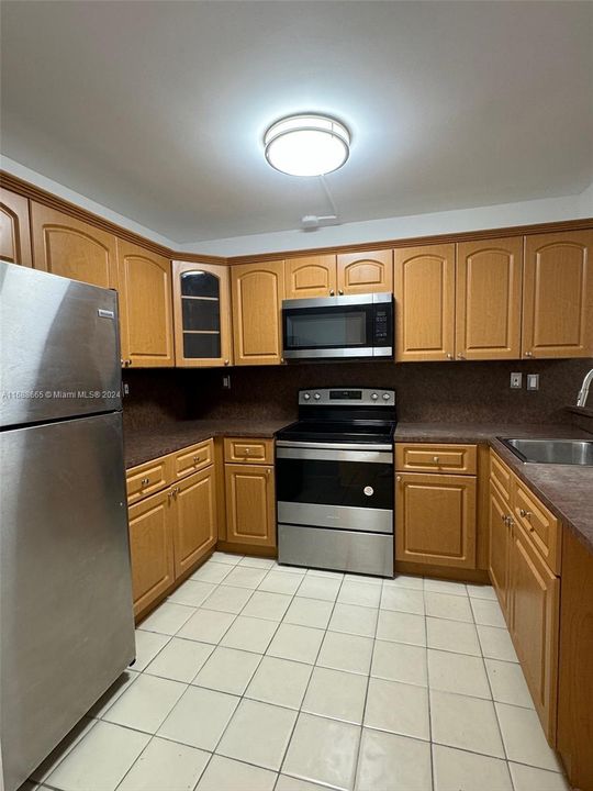 For Rent: $2,150 (2 beds, 1 baths, 1040 Square Feet)