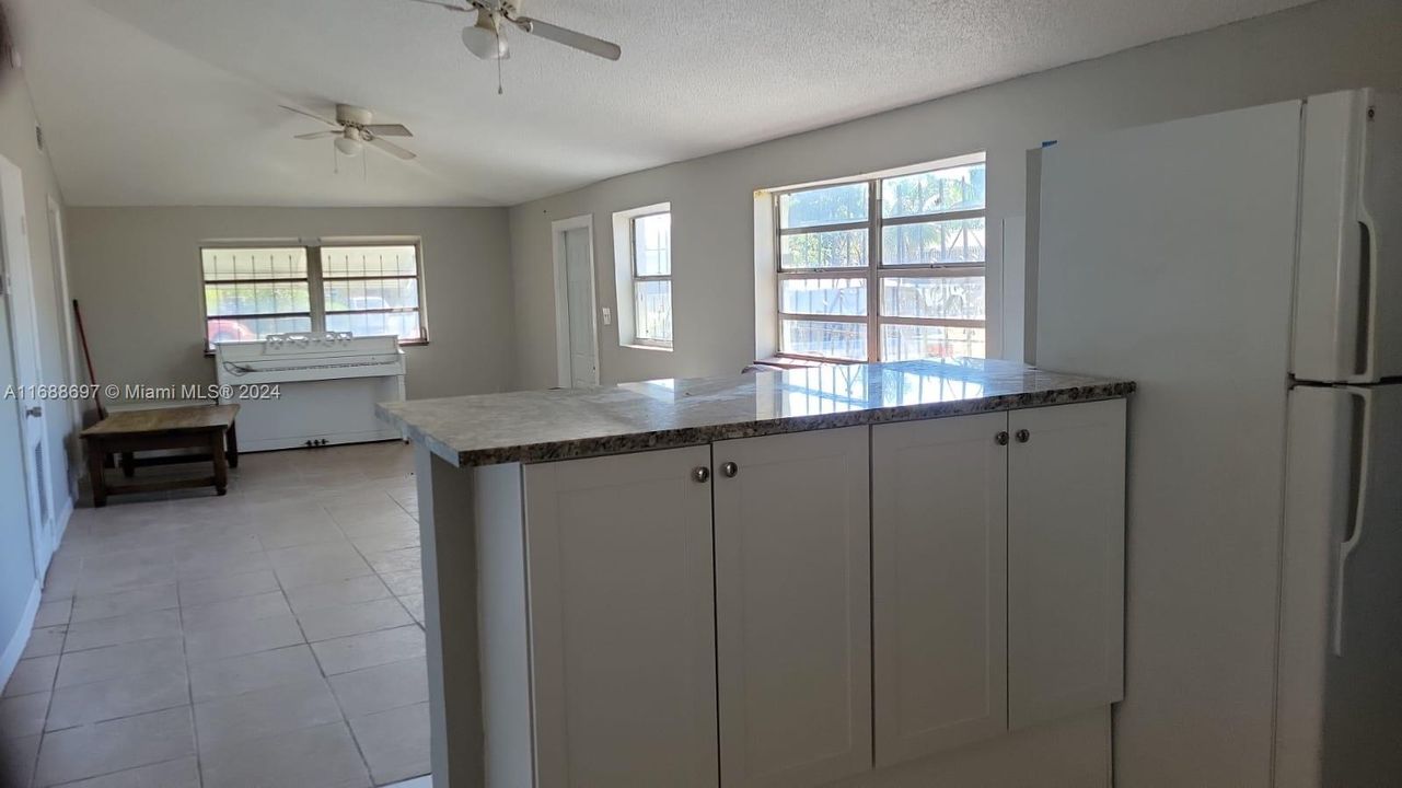 For Sale: $270,000 (2 beds, 1 baths, 850 Square Feet)