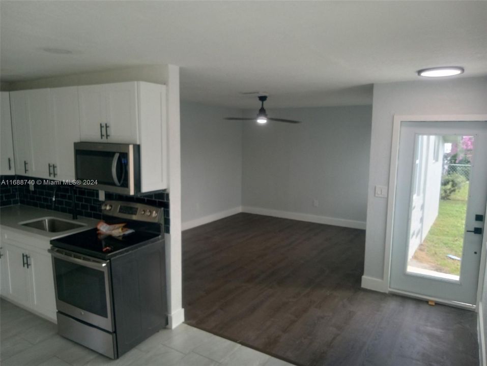 For Rent: $2,800 (3 beds, 1 baths, 1160 Square Feet)